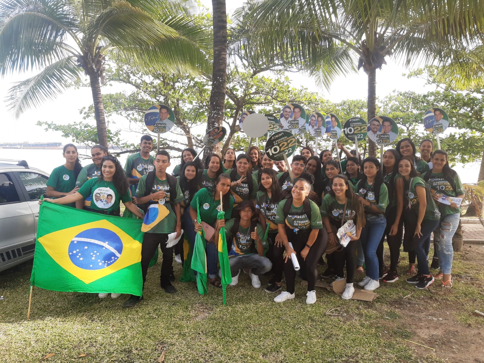 Maísa com a equipe de bandeiras da campanha de Josan Leite